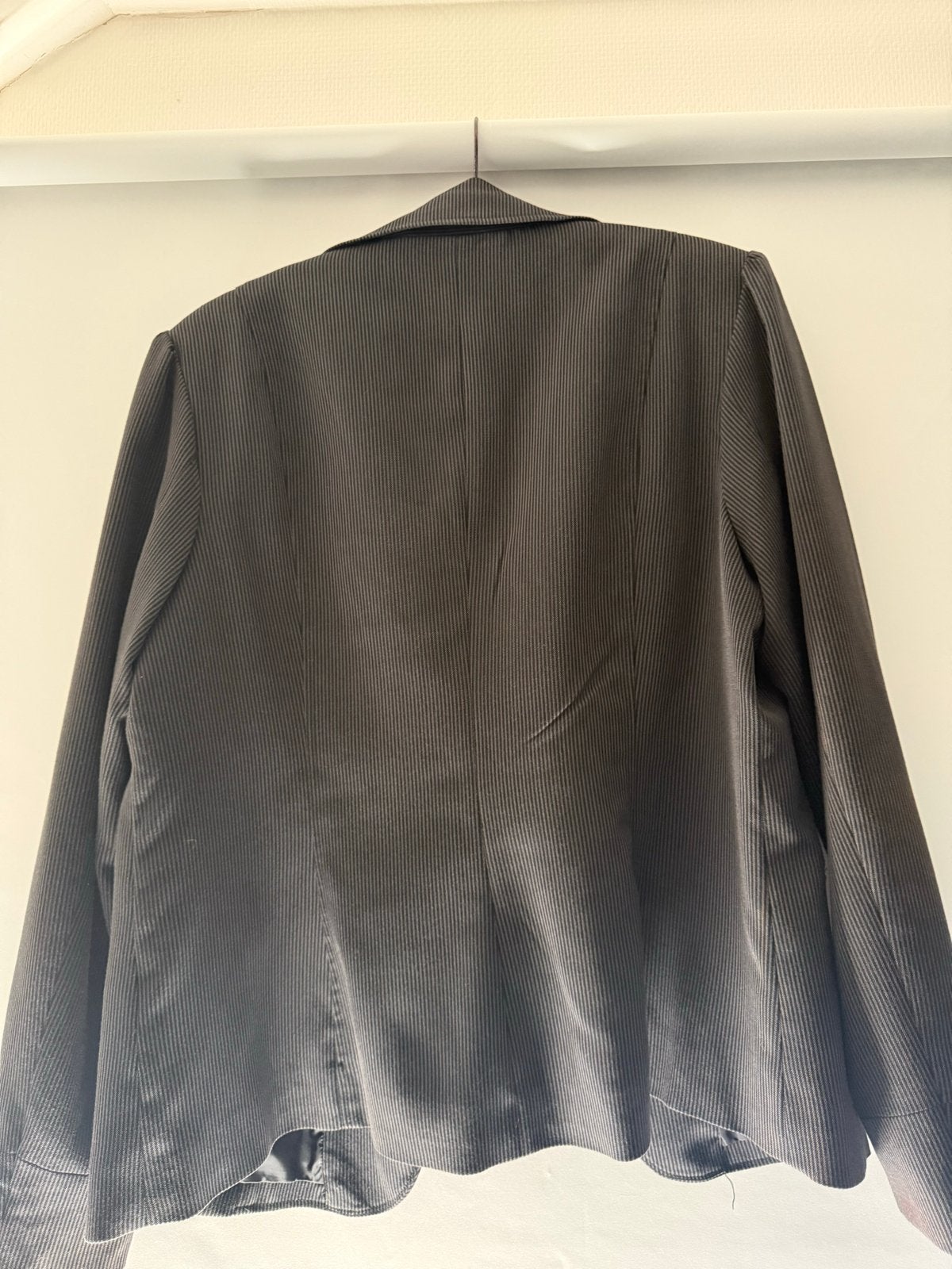 Gestreepte grijze blazer - Maat 46, Kleding | Dames, Maat 46/48 (XL) of groter, Ophalen of Verzenden, Jasje, Grijs