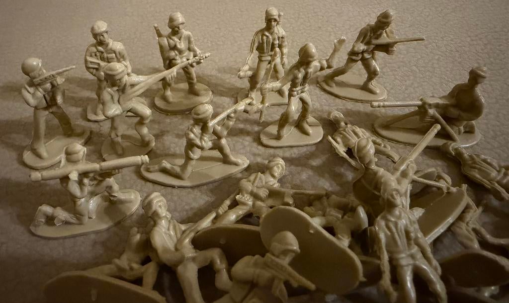 Zandkleurige creme plastic soldaatjes militairen soldaten 38, Ophalen of Verzenden, Gebruikt, 1:50 of kleiner, Figuur of Figuren
