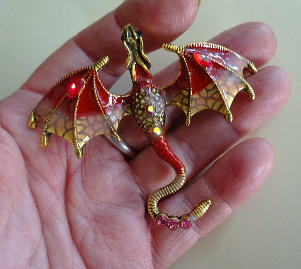 Broche Rode vliegende draak met paar glimmers, Overige materialen, 4 tot 7 cm, Verzenden, Zo goed als nieuw