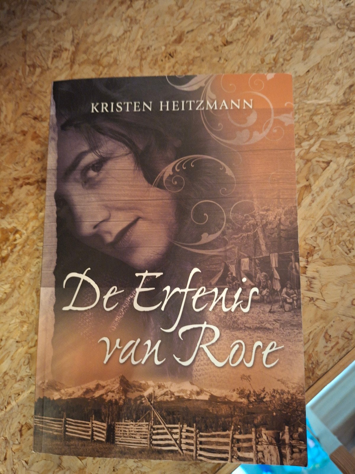 Kirsten Heitzmann - De erfenis van Rose, Ophalen of Verzenden, Zo goed als nieuw, Kirsten Heitzmann