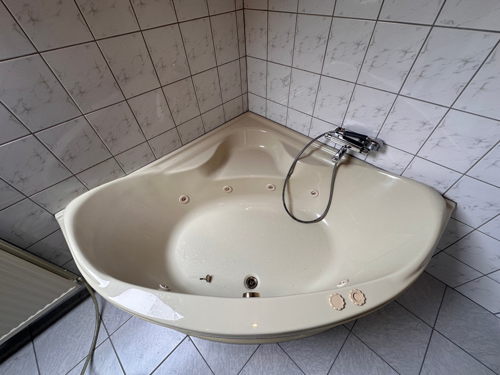 Hoekbad met spa pomp - 150x150 cm, Ophalen, Gebruikt, Bad