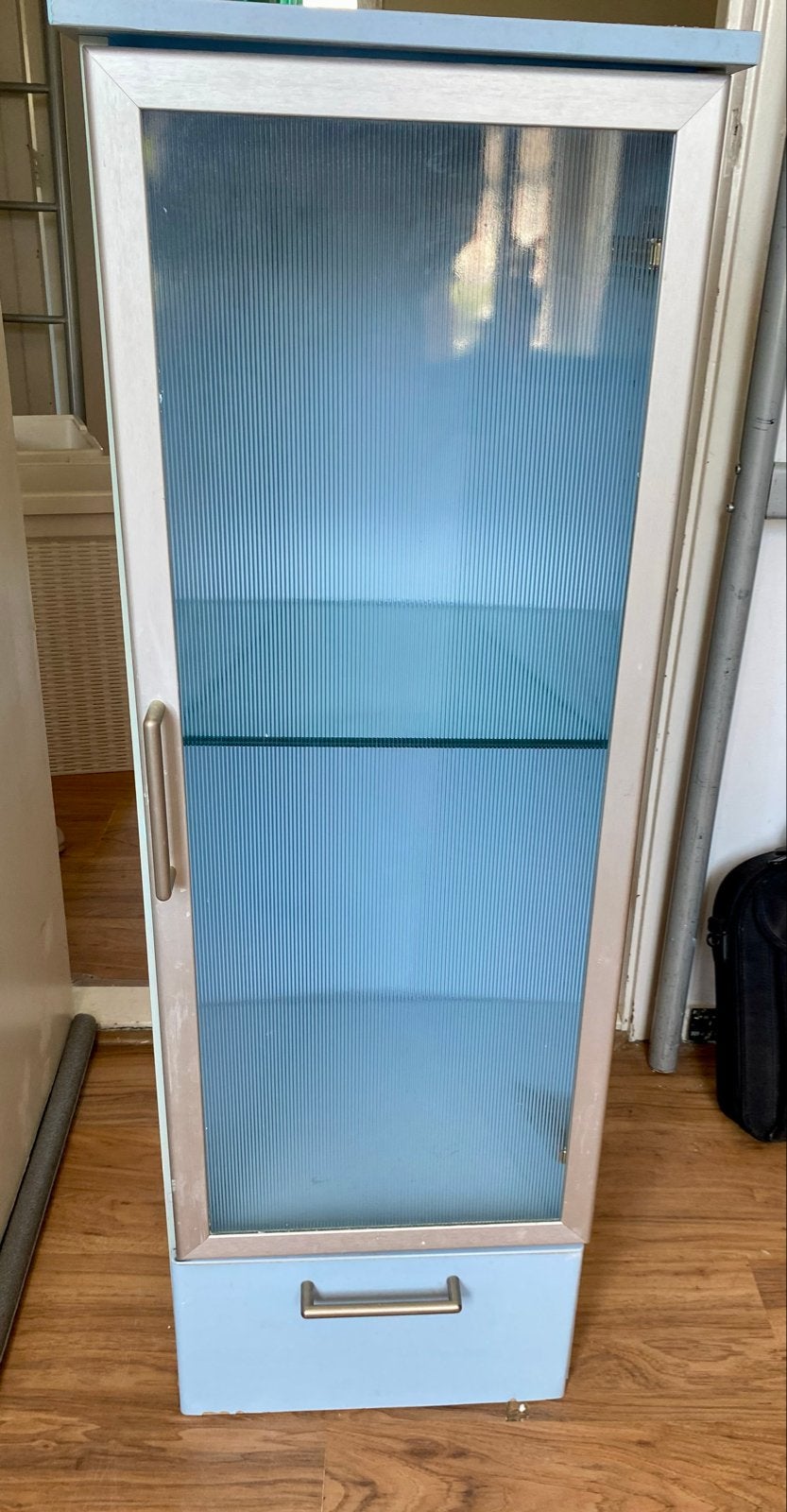 Mooie blauwe badkamerkast met glazen deur en lade, (Half)hoge kast, Minder dan 50 cm, Gebruikt, 100 tot 150 cm