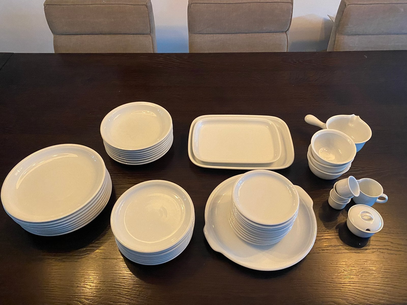 Exclusief wit meerdelig servies met licht reliëf, Ophalen, Gebruikt, Keramiek, Effen