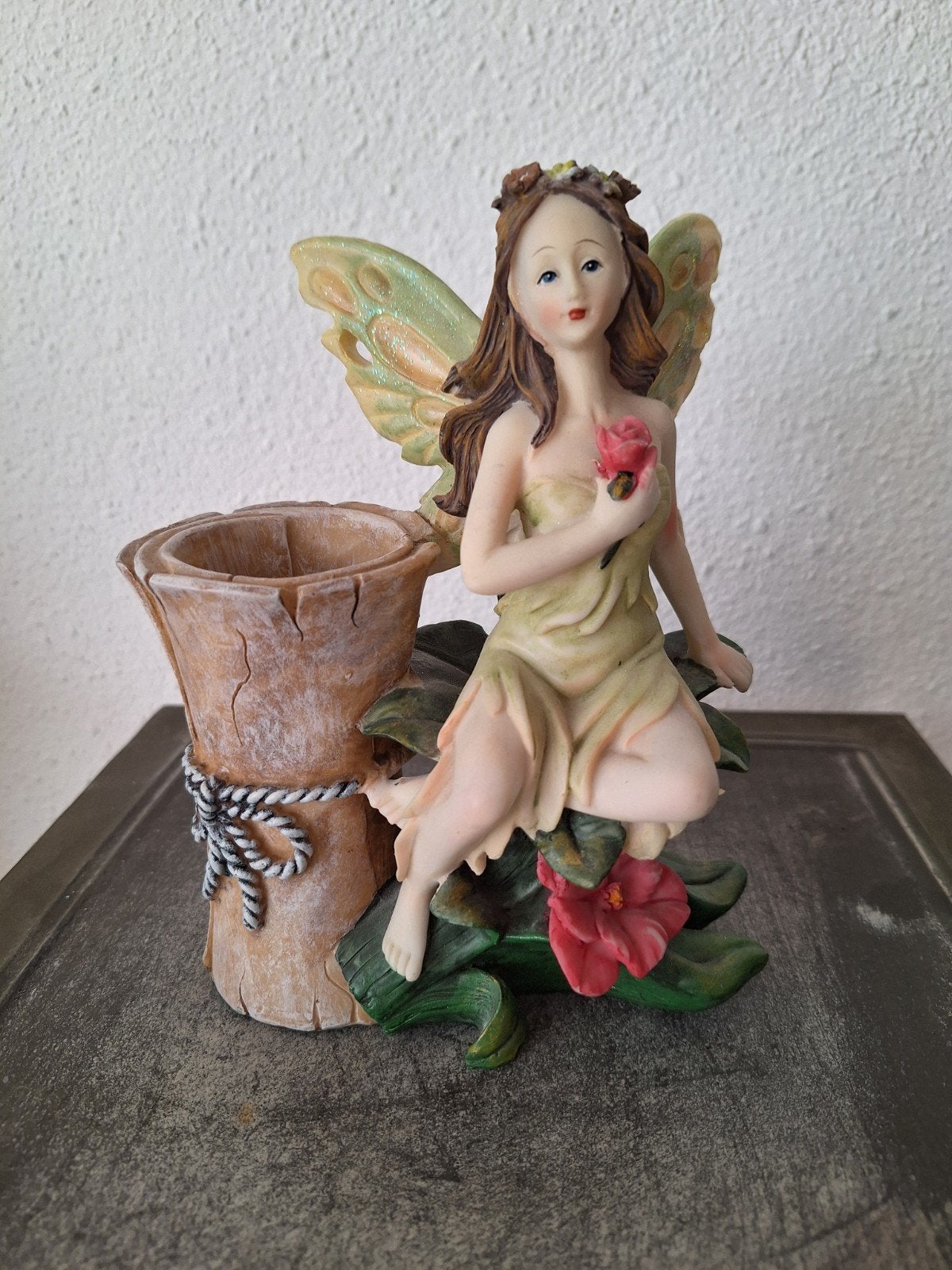 Betoverende Elf met Bloemen - Decoratief Beeldje, Verzamelen, Beelden en Beeldjes, Ophalen of Verzenden, Zo goed als nieuw, Fantasy