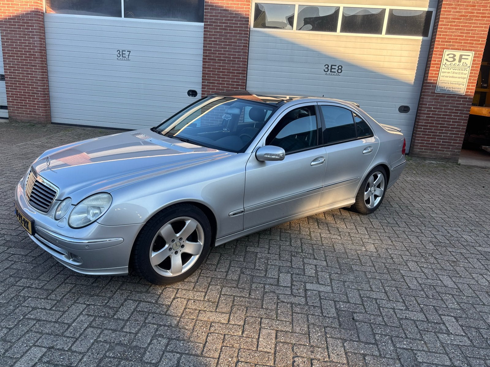 Mercedes-Benz E-Klasse 3.2 E320 Sedan AUT 2005 Grijs, Auto's, Automaat, Achterwielaandrijving, Particulier, Zilver of Grijs