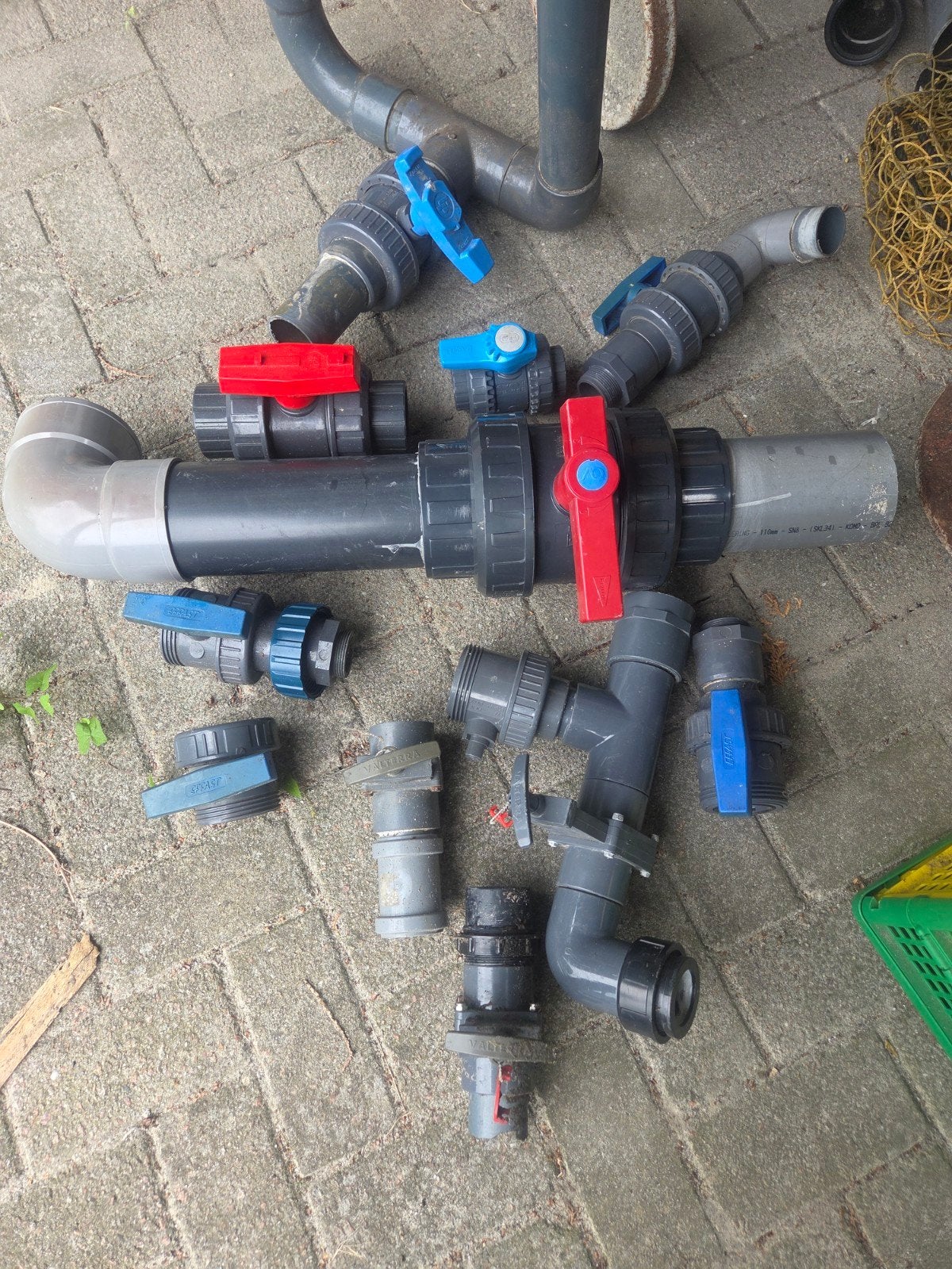 Diverse PVC buizen en koppelingen met kranen, Karper of Koi