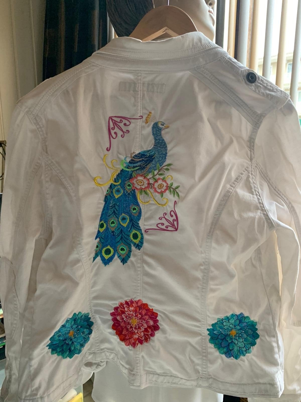 Uniek Geisha spijkerjasje met geborduurde pauw en bloemen, Ophalen of Verzenden