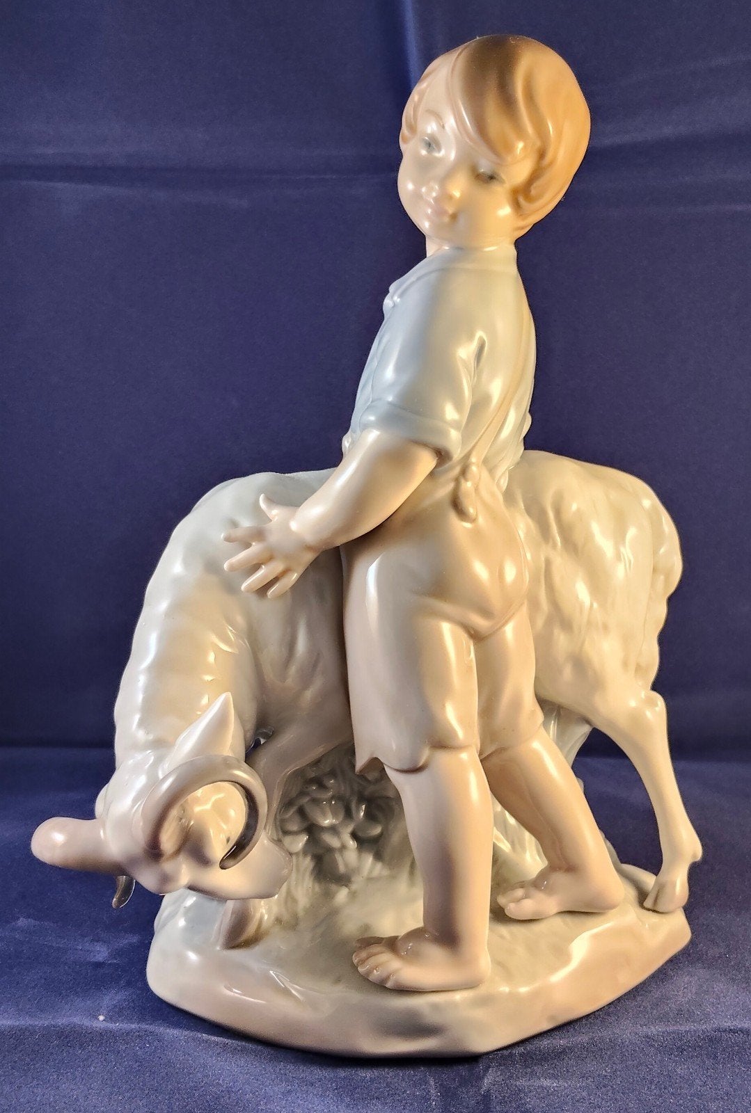 Nao Lladró "I'm Not Moving" Jongen met Geit/Ram, 18cm, Ophalen of Verzenden, Zo goed als nieuw, Mens