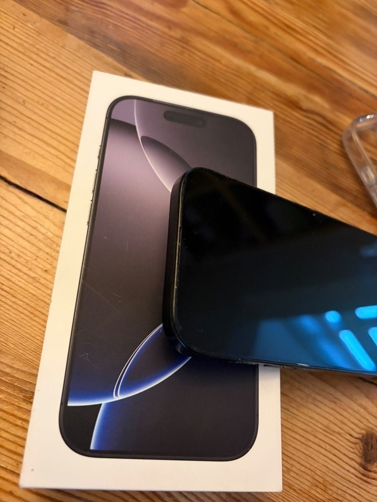 Foto 4 van iPhone 16 Pro 256GB Zwart - Zo goed als nieuw