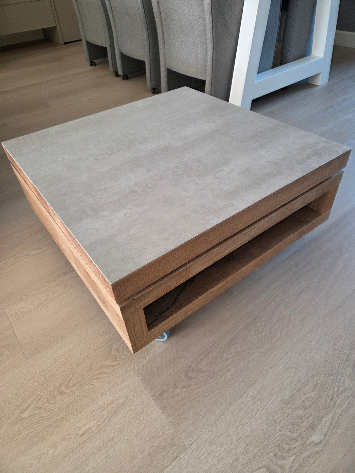 Bijzondere salontafel van zwaar hout met draaibaar blad, 50 tot 100 cm, Vierkant, Zo goed als nieuw, 5 – 50