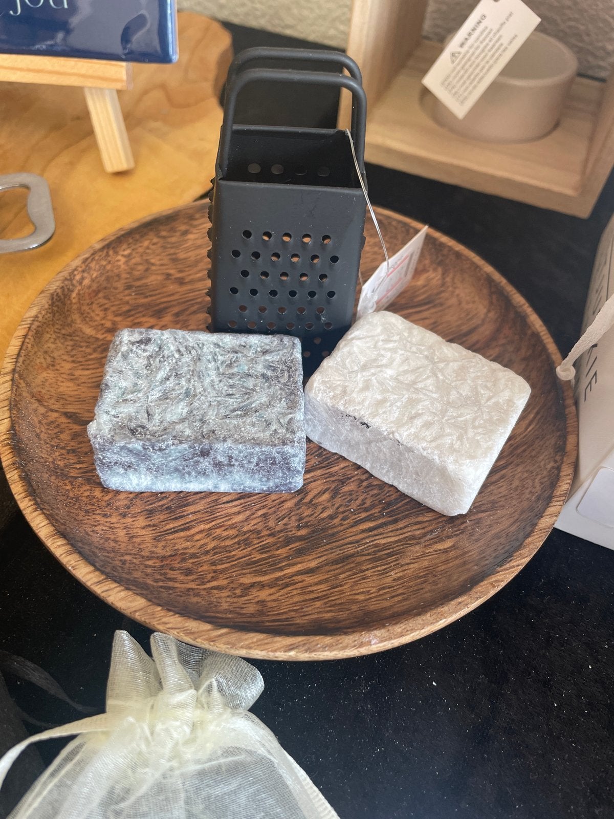 Decoratieve rasp met zeepjes op houten schaal, Huis en Inrichting, Woonaccessoires | Overige, Nieuw, Hout, Meerkleurig, Landelijk