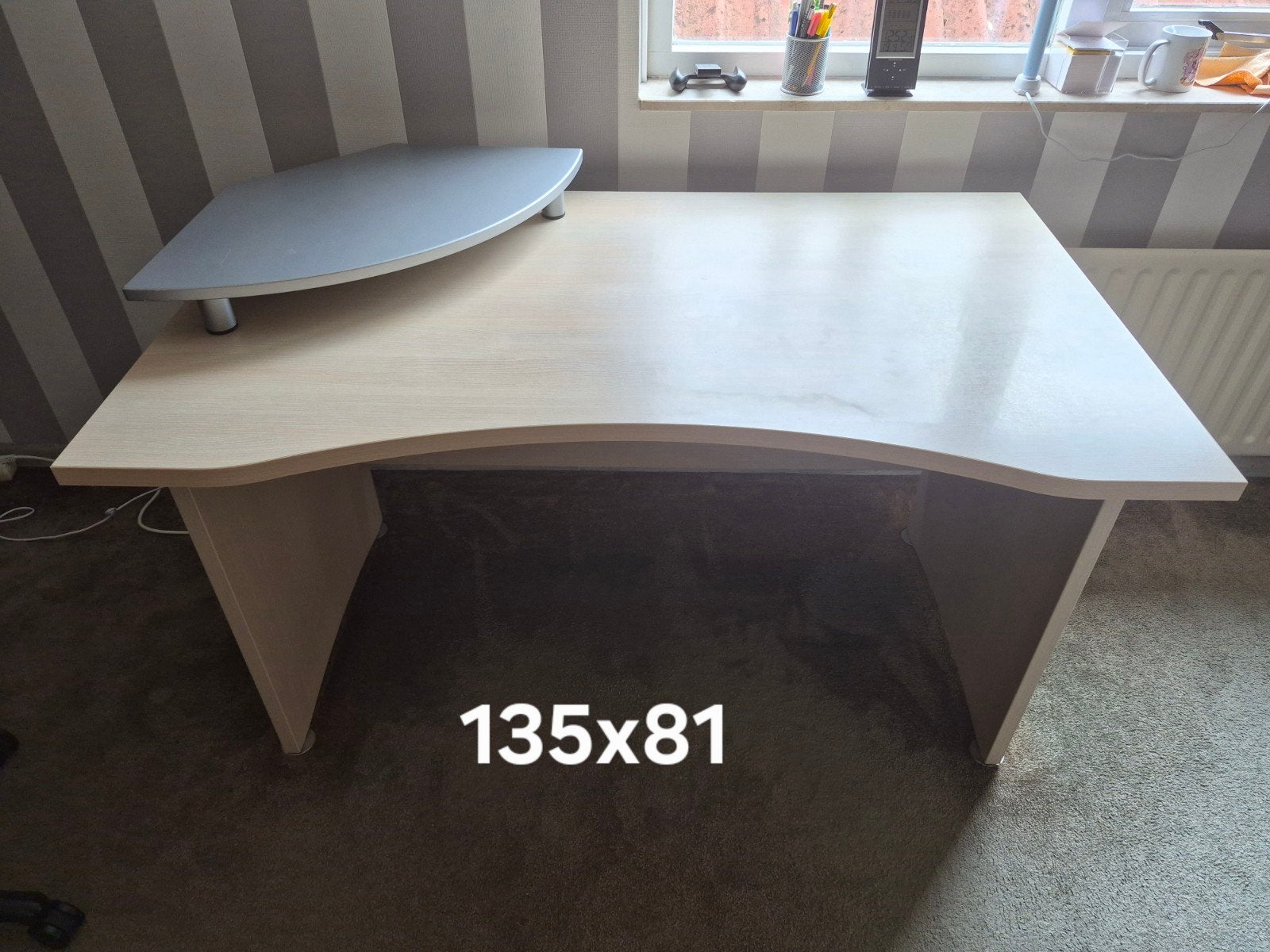 Bureau met lichte houtnerf - 135x81 cm, Ophalen, Hout, Zo goed als nieuw, Computerbureau