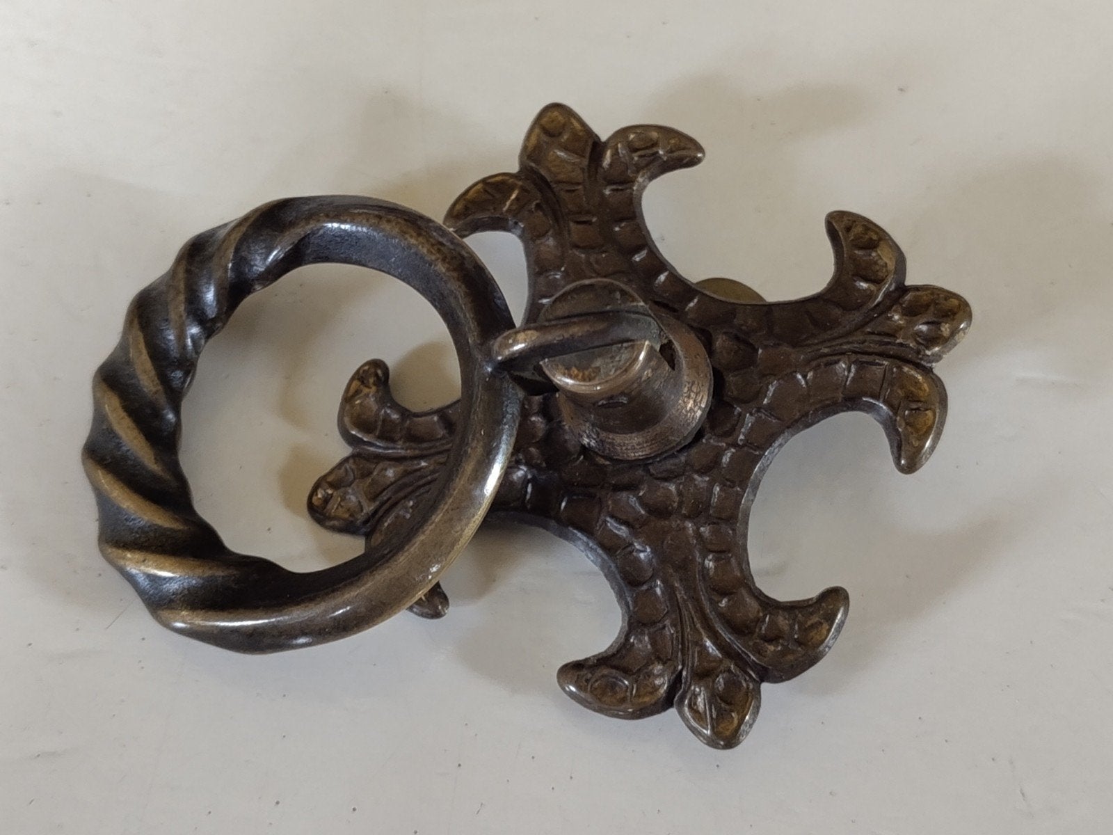 Antieke messing ladegreep met gedraaide ring, Antiek en Kunst, Ophalen of Verzenden