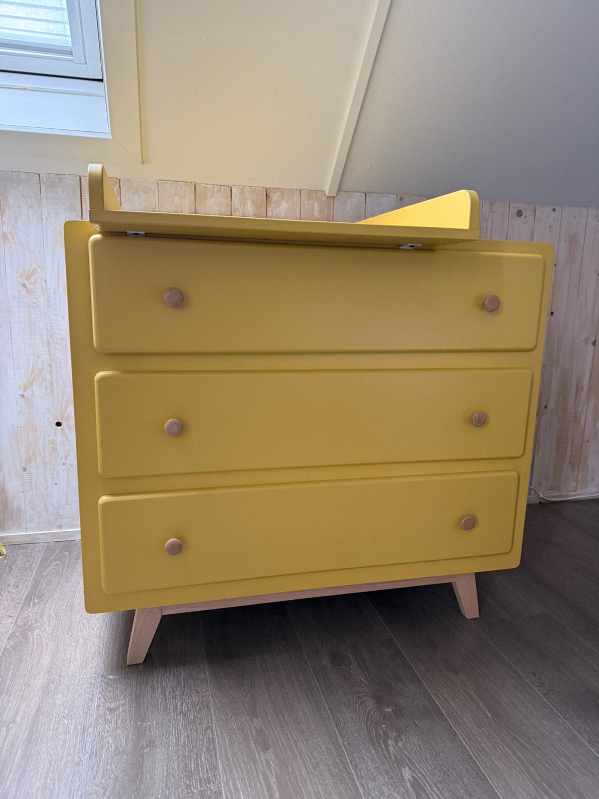 Vintage commode of kast. Gele ladekast met schuine poten, Ophalen, 50 tot 100 cm, Zo goed als nieuw, 3 of 4 laden
