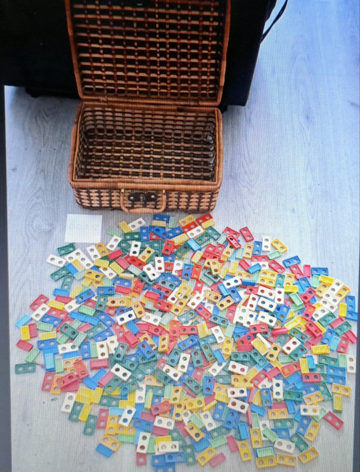 Knutselset met 600 stuks in rieten mandje, Hobby en Vrije tijd, Overige thema's, Meerkleurig, Ophalen of Verzenden, Zo goed als nieuw