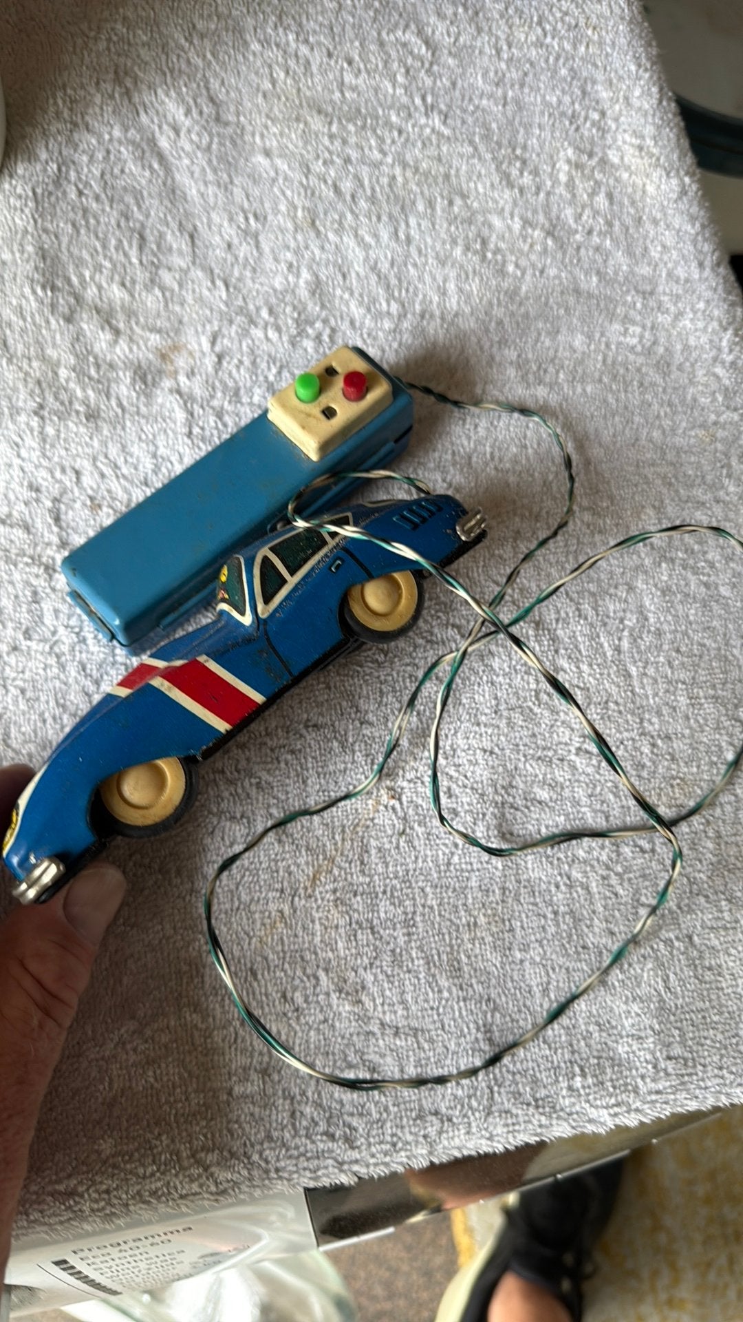 Blikken race auto met ab, Ophalen