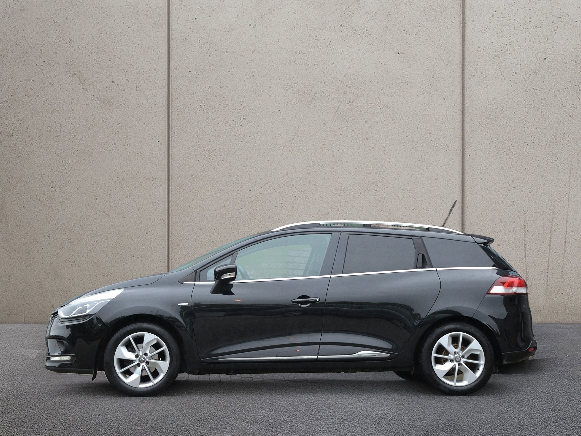 Renault Clio Estate 0.9 TCe Limited | Navigatie | Trekhaak |, 898 cc, Gebruikt, 580 kg, Origineel Nederlands