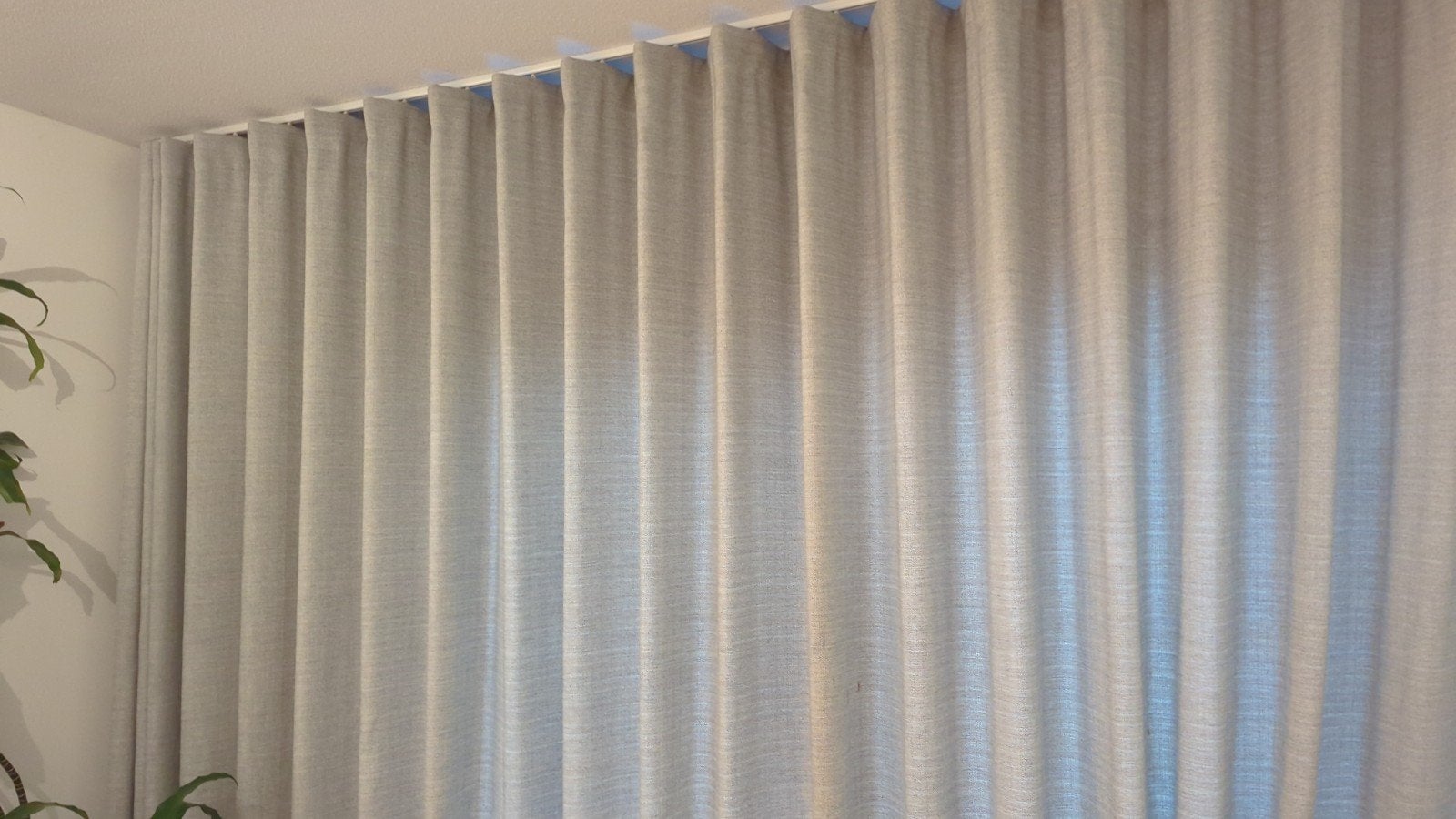 Lichtgrijze gordijnen, 370x265 cm, zo goed als nieuw, Huis en Inrichting, Overige merken, Ophalen of Verzenden, Gordijn, Polyester