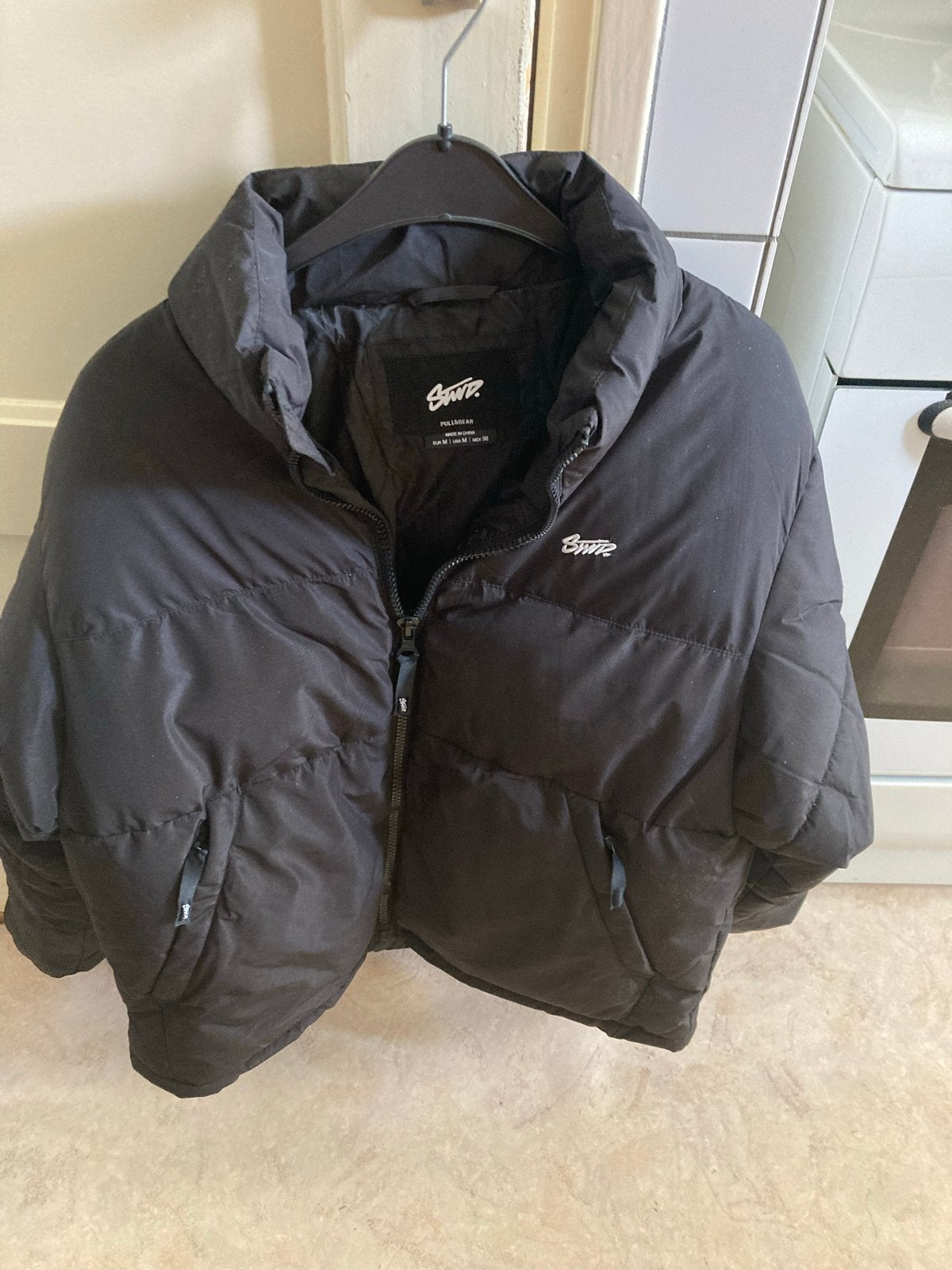 Zwarte Pull&Bear Puffer Jas - Maat M, Verzenden, Nieuw, Maat 38/40 (M), Zwart