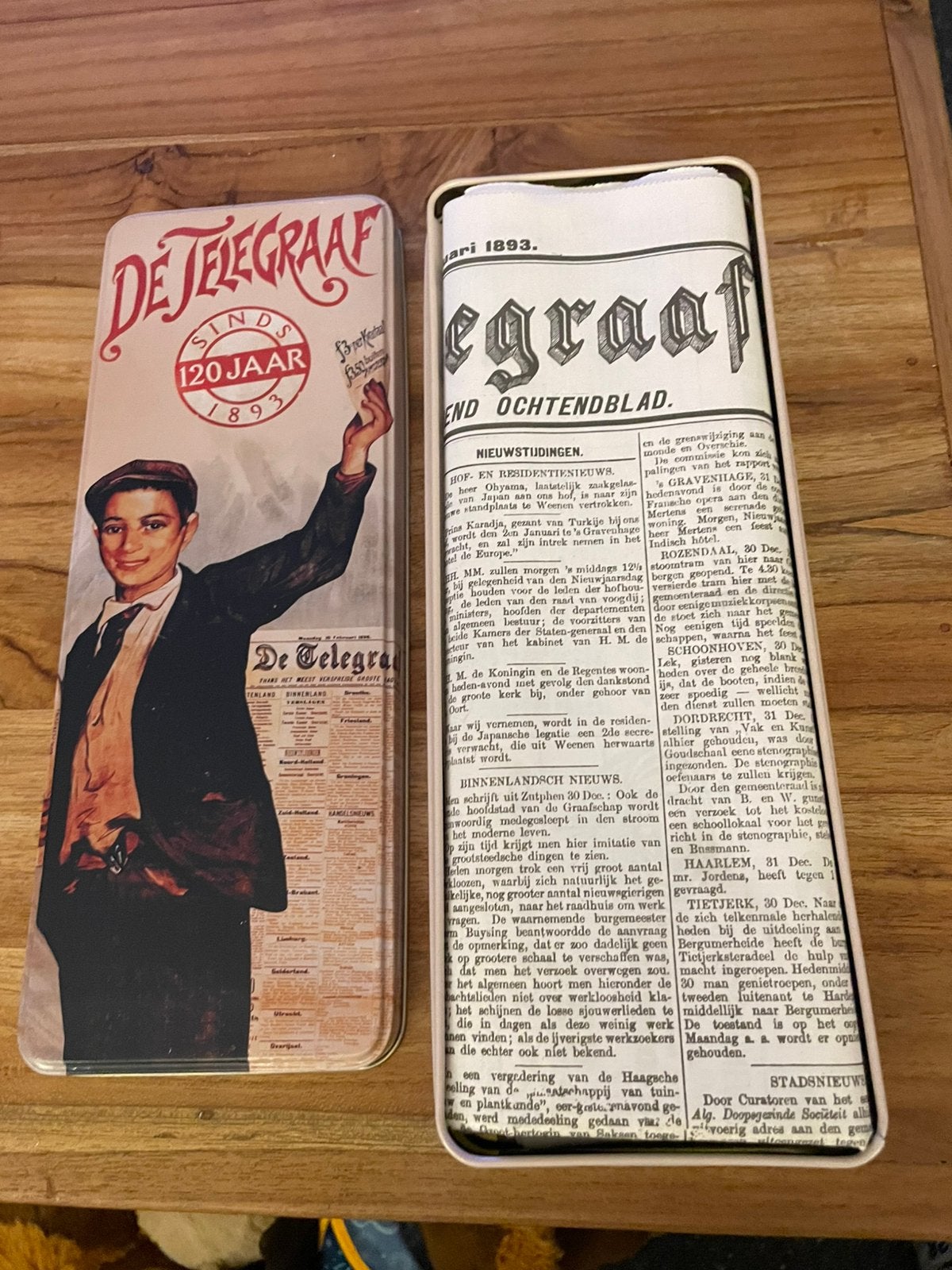 De telegraaf 120 jaar kranten in blik bewaarblik, Boeken, Tijdschriften en Kranten, Ophalen of Verzenden, Zo goed als nieuw