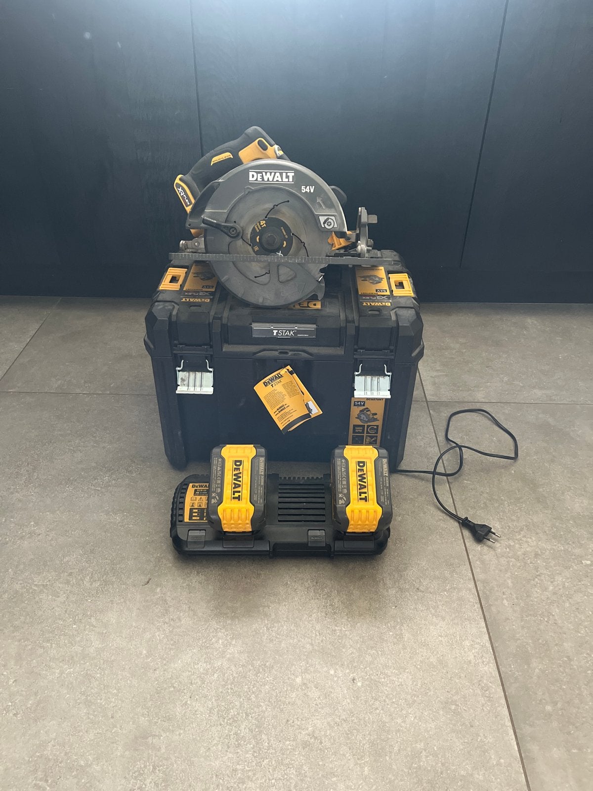 DeWalt 54V Cirkelzaag met 2 accu's en lader, Cirkelzaag, 70 mm of meer, Ophalen of Verzenden, Zo goed als nieuw