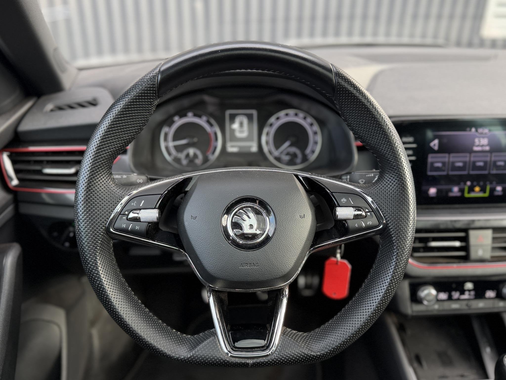 Skoda Kamiq 1.0 TSI Sport Business 110pk Panodak | Apple Car, Auto's, Dealer onderhouden, Gebruikt, 49 €/maand, Origineel Nederlands