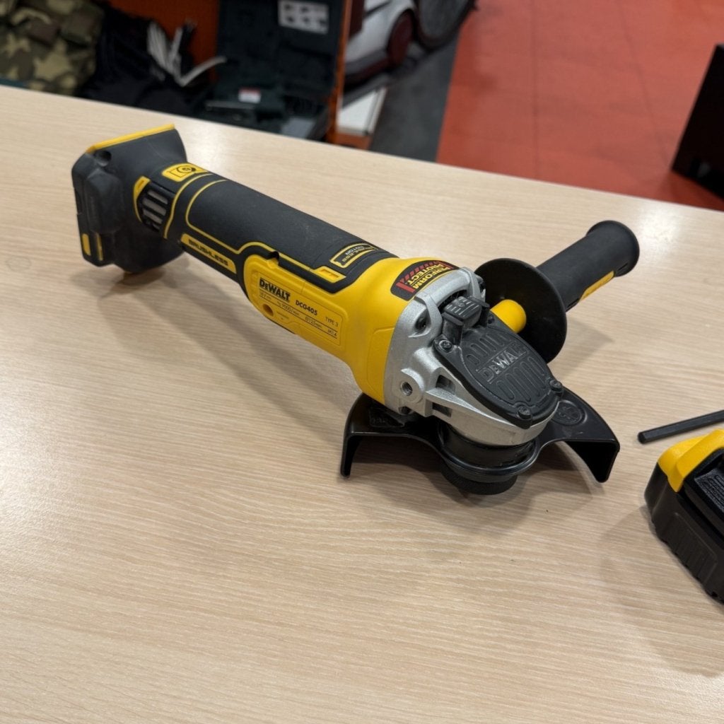 Dewalt DCG405 Haakse slijper met 18V 5Ah accu als nieuw, Dewalt, Zo goed als nieuw, Support@dewalt.com, 701 E. Joppa Road
Towson, MD 21286
USA