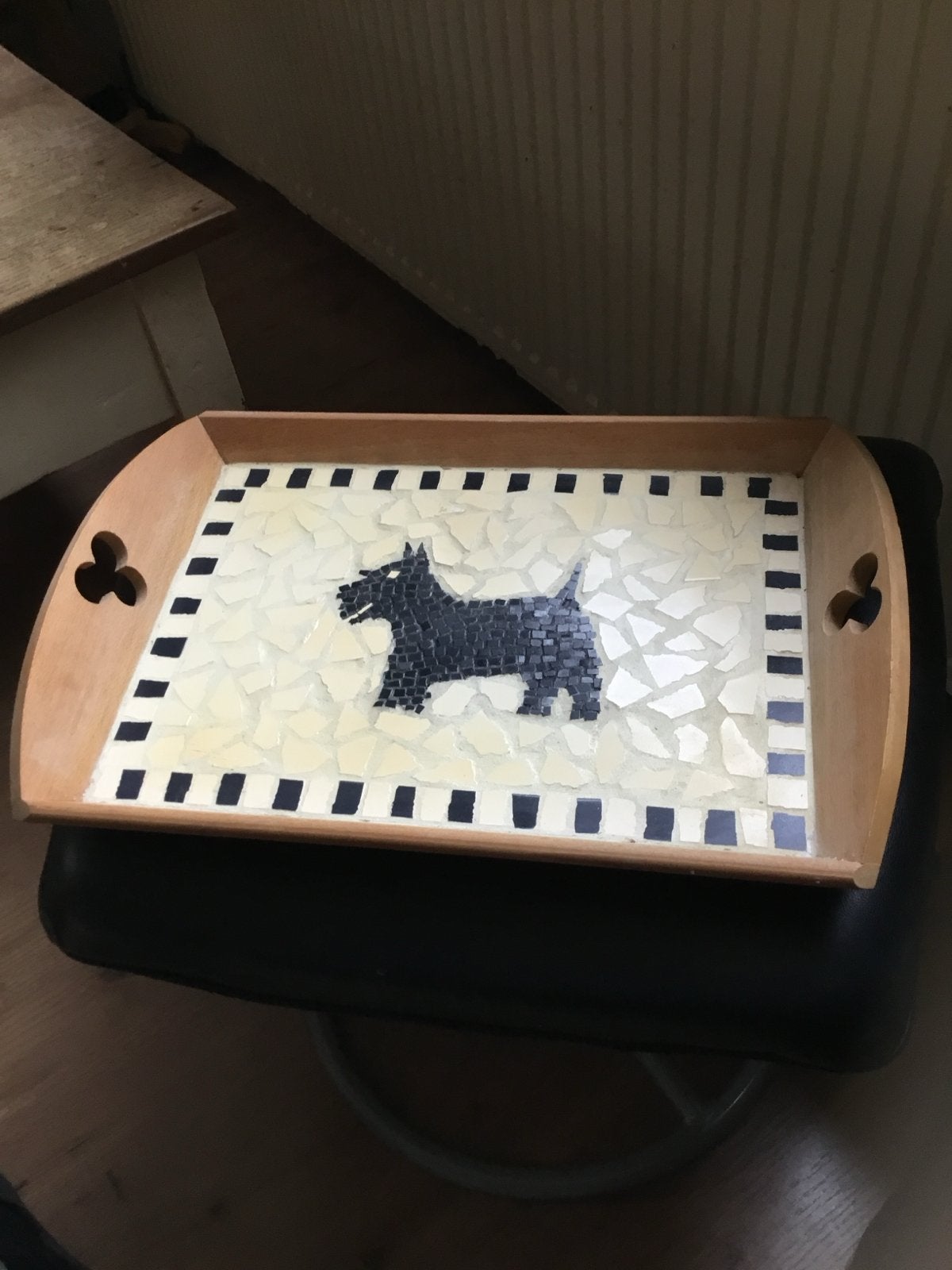 Houten dienblad met mozaïek hond, 40x30 cm, Gebruikt, Ophalen of Verzenden, Dienblad, Met afbeelding/tekst