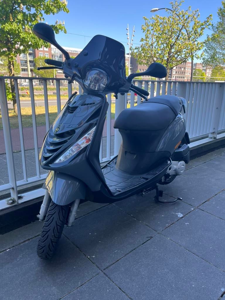Piaggio zip iGet 50cc nardo grey, Ophalen, Maximaal 45 km/u, Zip, Zo goed als nieuw