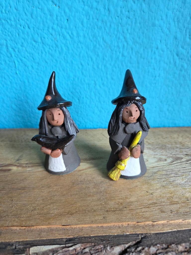 Set van 2 heksen beeldjes met bezem en kraai, Ophalen, Meerkleurig, Overige stijlen, Zo goed als nieuw