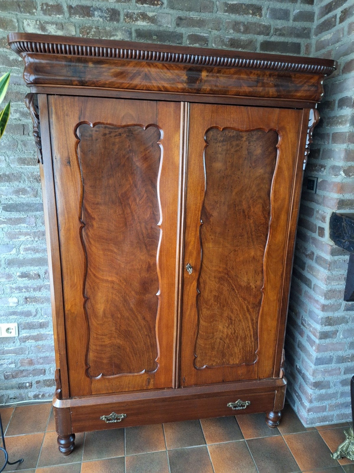 Antieke Biedermeier Linnenkast Gevlamd Mahonie hout, Antiek en Kunst, Ophalen