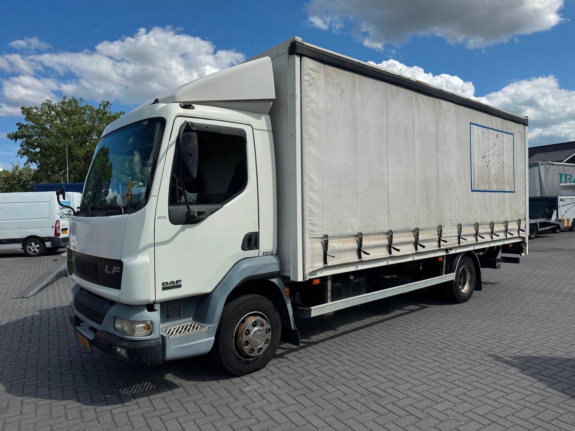 DAF AE45 150 pk Schuifzeilen bak 167,000km bj 2002, Zwart, 150 pk, Wit, Origineel Nederlands
