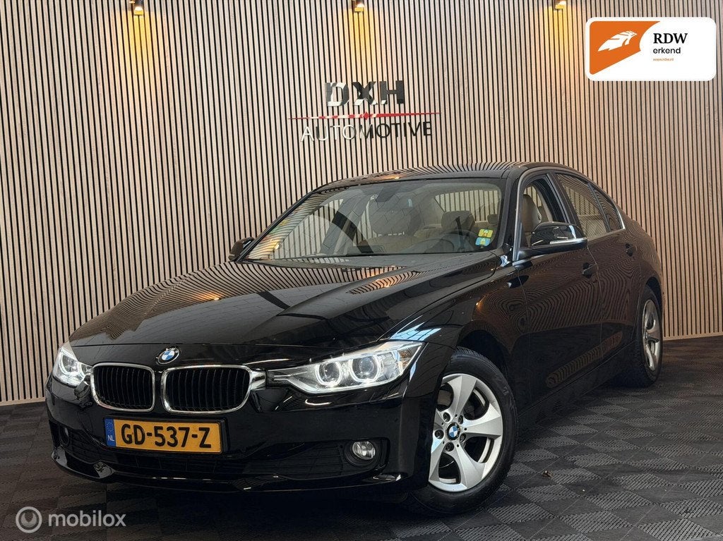 BMW 3-serie 320i Executive OrgNL 1eEIGNR! XENON CARPLAY LEER, Auto's, Achterwielaandrijving, Gebruikt, 4 cilinders, Zwart