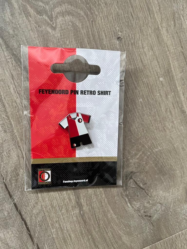 Feyenoord Pin Retro Shirt 1988 - Nieuw met prijskaartje, Ophalen of Verzenden, Nieuw, Sport, Speldje of Pin