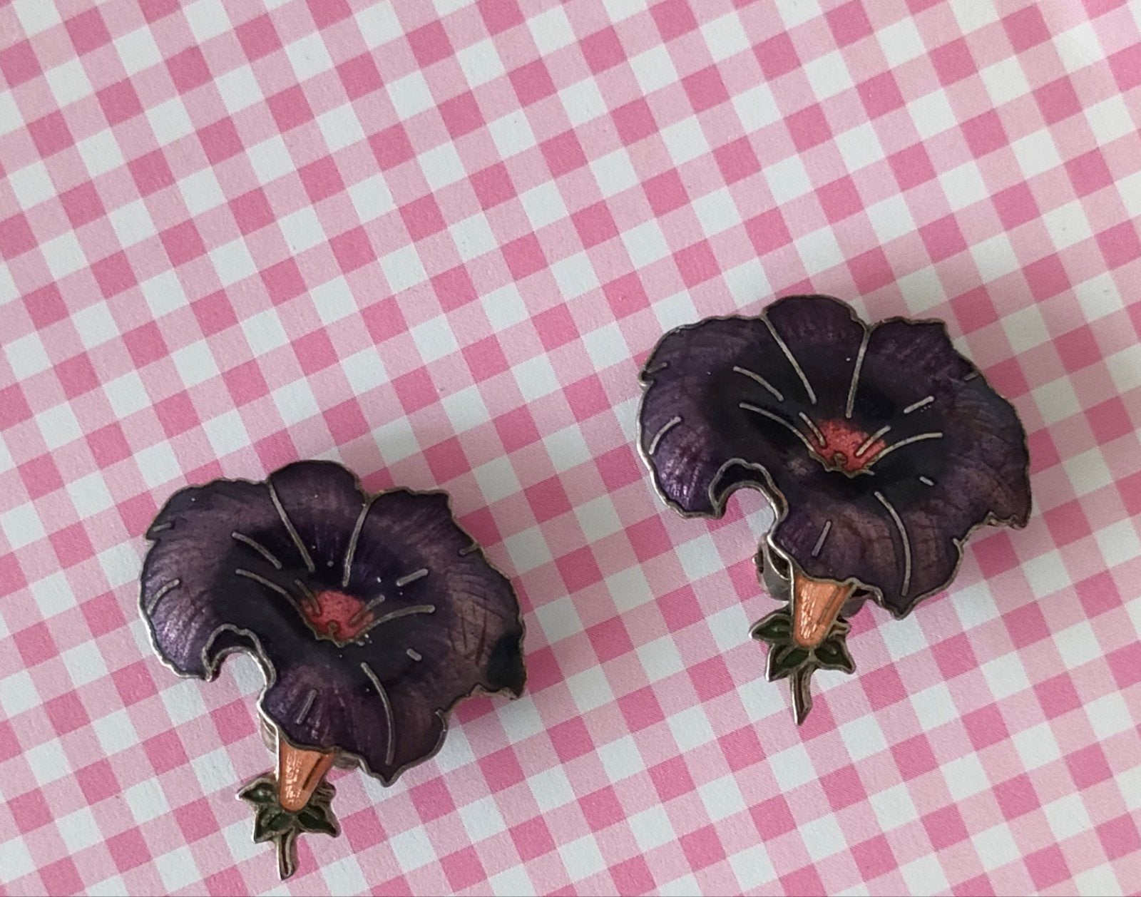 Vintage jaren '80 cloisonne metalen paarse bloem clips., Sieraden, Tassen en Uiterlijk, Oorbellen, Ophalen of Verzenden, Zo goed als nieuw