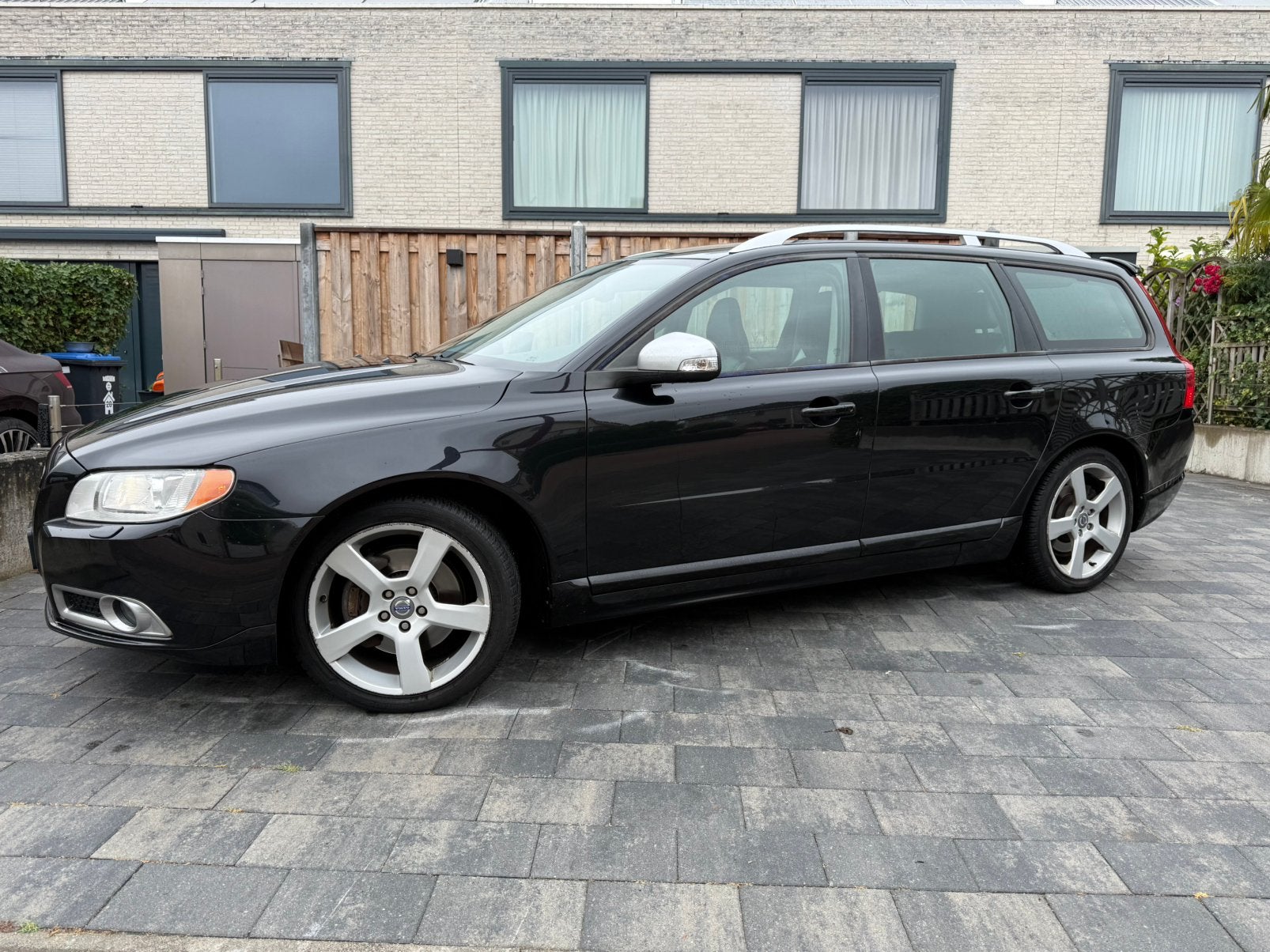 Volvo V70 2.0 T R-design|1ste eigenaar|automaat|cruise| PDC, Euro 5, 1800 kg, Zwart, 4 cilinders