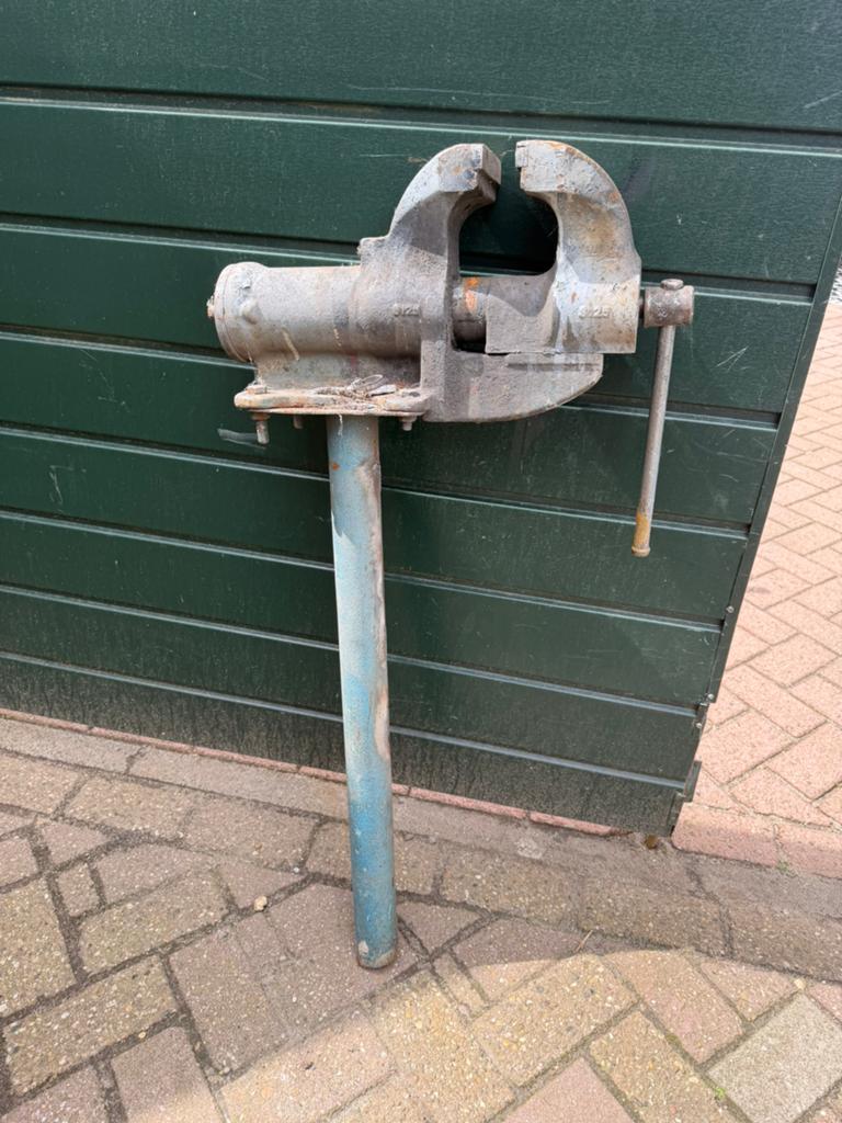 Te koop bankschroef, Doe-het-zelf en Verbouw, Werkbanken, Ophalen, Zo goed als nieuw, Minder dan 70 cm, Bankschroef