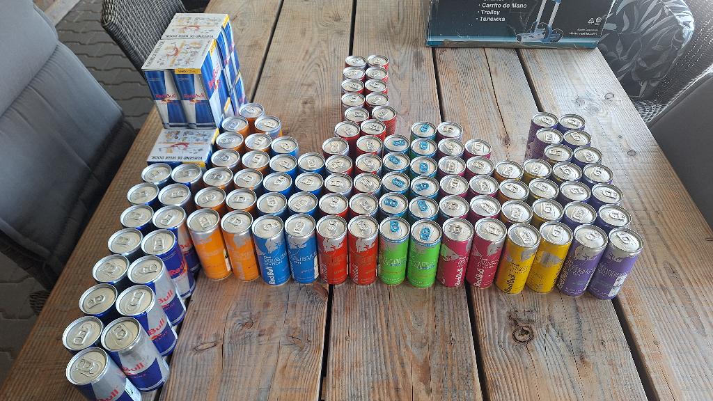 123 blikken Redbull Red Bull 250ml Div. smaken. incl. statie, Diversen, Levensmiddelen, Ophalen