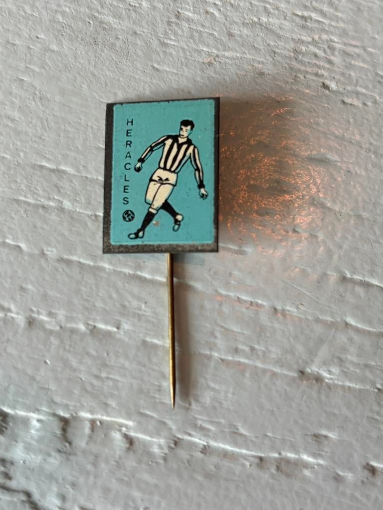 Heracles pin Retro, Verzamelen, Speldjes, Pins en Buttons, Ophalen of Verzenden, Gebruikt, Sport