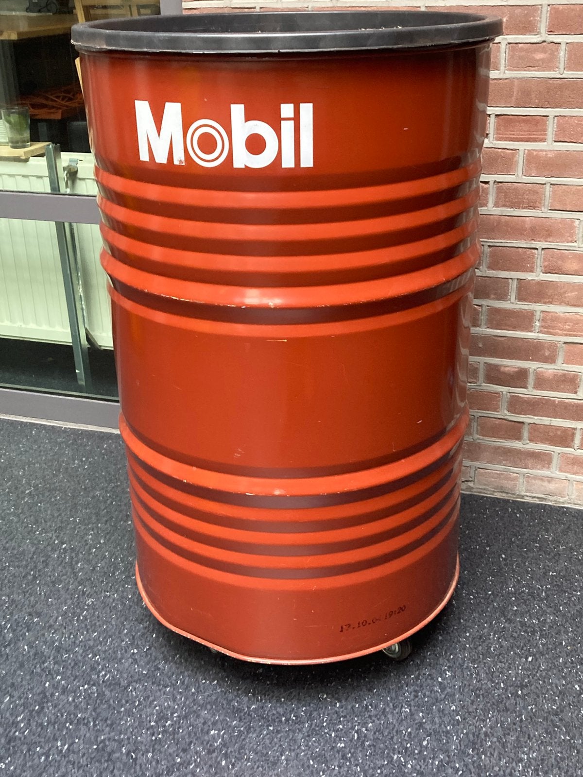 rood olievat op zwenkwielen, Ophalen, Gebruikt, Rond, Metaal