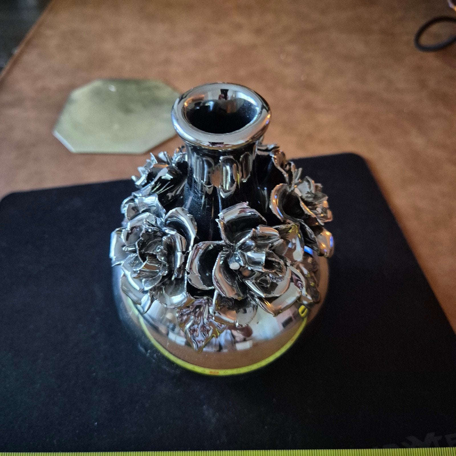 Zilverkleurige vaas met rozen decoratie, Ophalen of Verzenden