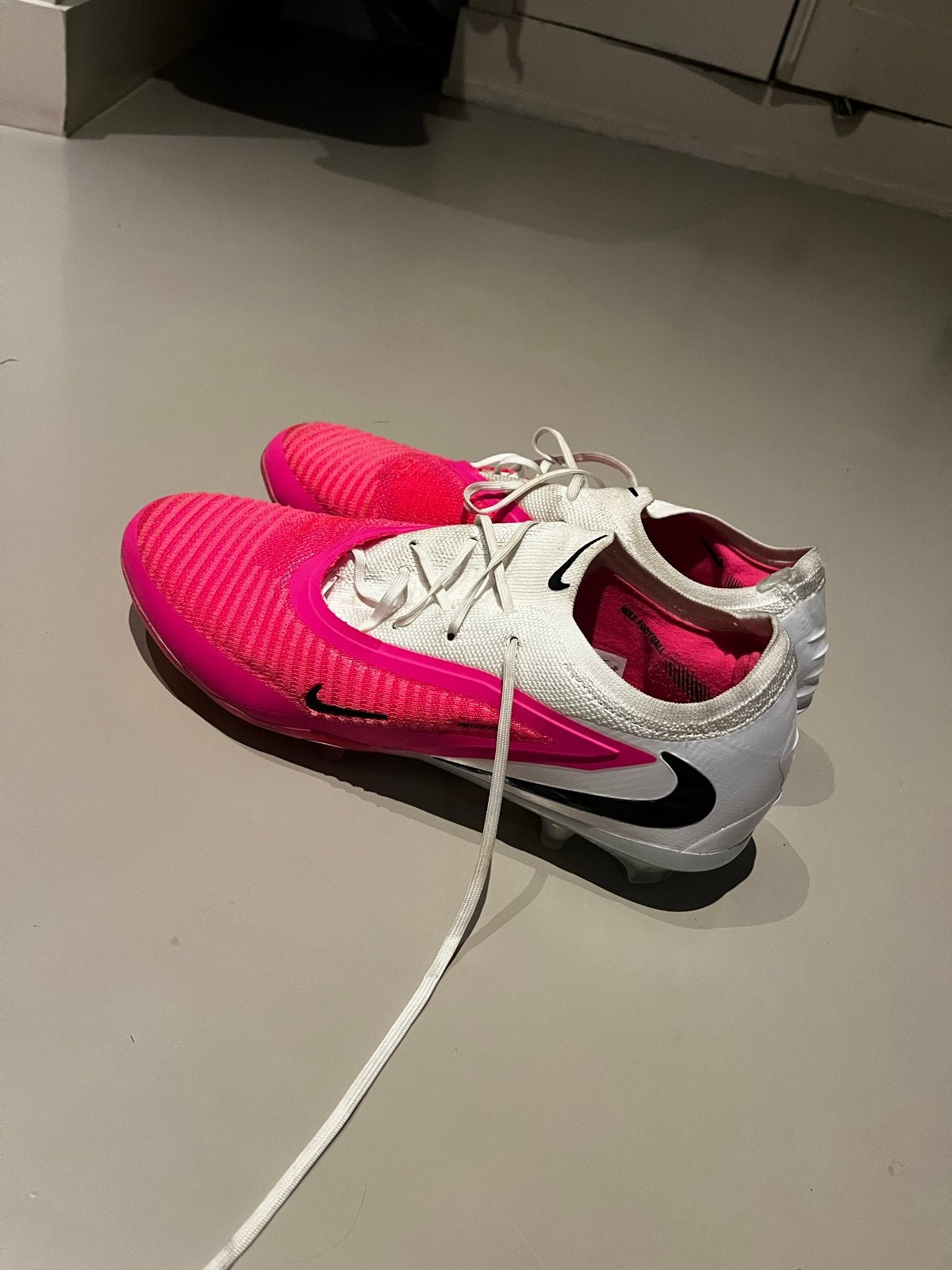 Roze Nike Phantom voetbalschoenen - Zo goed als nieuw, Ophalen of Verzenden, Zo goed als nieuw, Schoenen