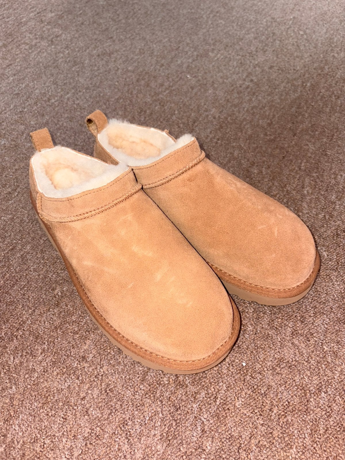 Ugg classic micro suede chestnut, Bruin, Ophalen of Verzenden, Zo goed als nieuw, Pantoffels of Sloffen