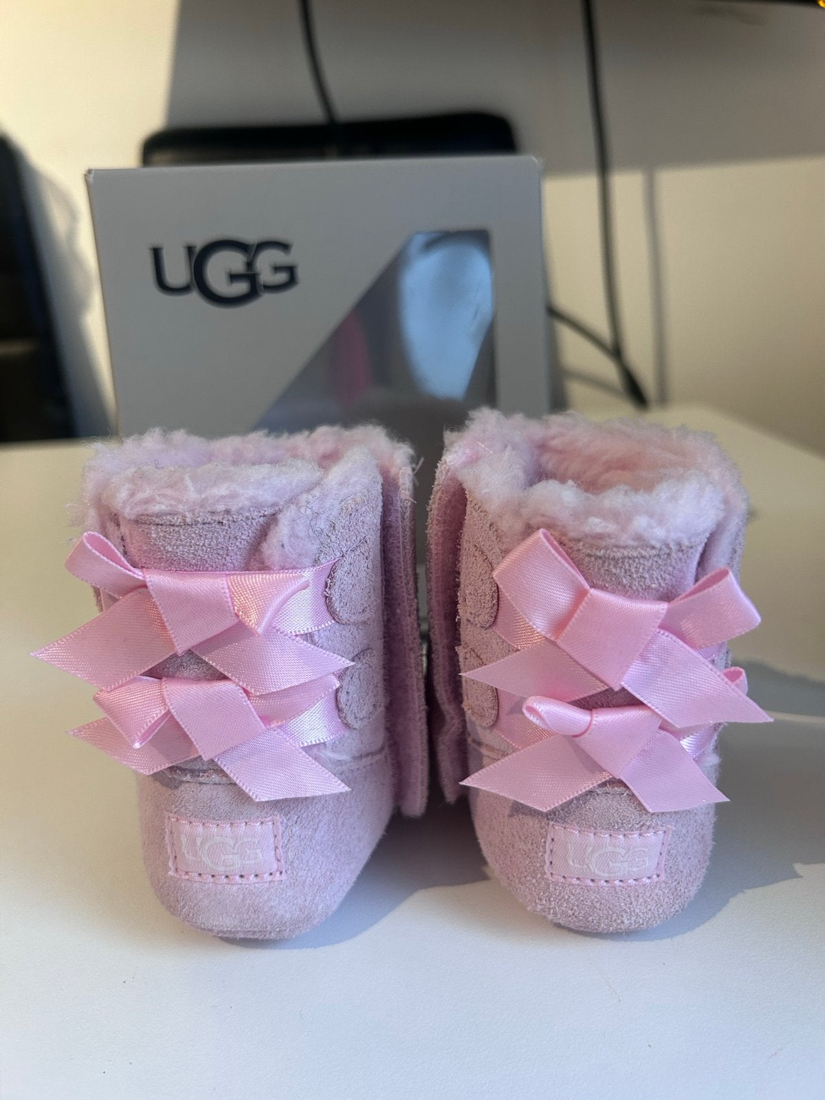 UGG Baby Bailey Bow Laarsjes Roze - Maat 0/1 (0-6 maanden), Ophalen, Zo goed als nieuw, Meisje, Laarsjes