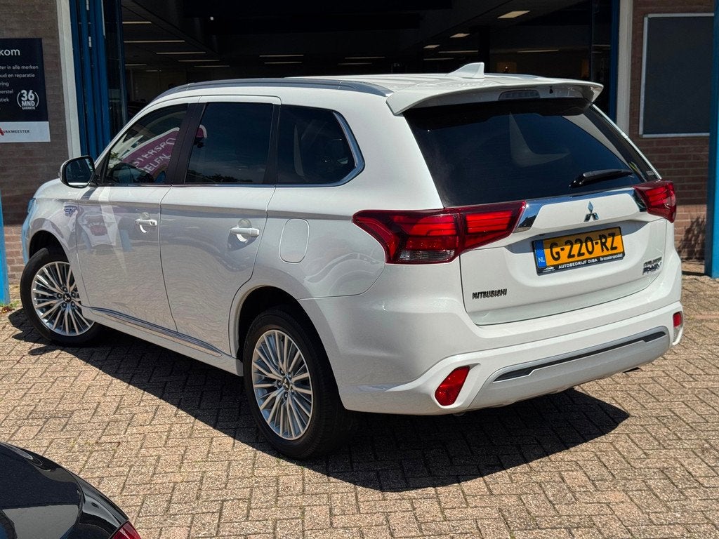 Mitsubishi Outlander 2.4 PHEV Pure+ 2019 AUT NAVI LM NAP!, Auto's, Mitsubishi, Automaat, 135 pk, 4 cilinders, Bedrijf