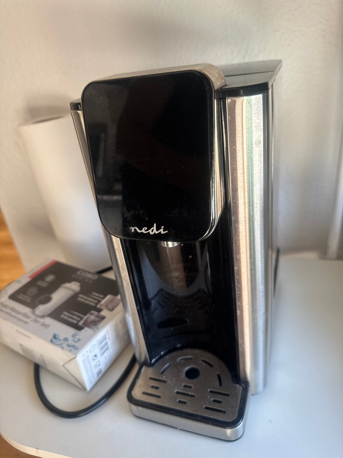 Nedis heetwaterdispenser - met twee nieuwe filters, 2 liter of meer, Ophalen of Verzenden, Gebruikt, Rvs
