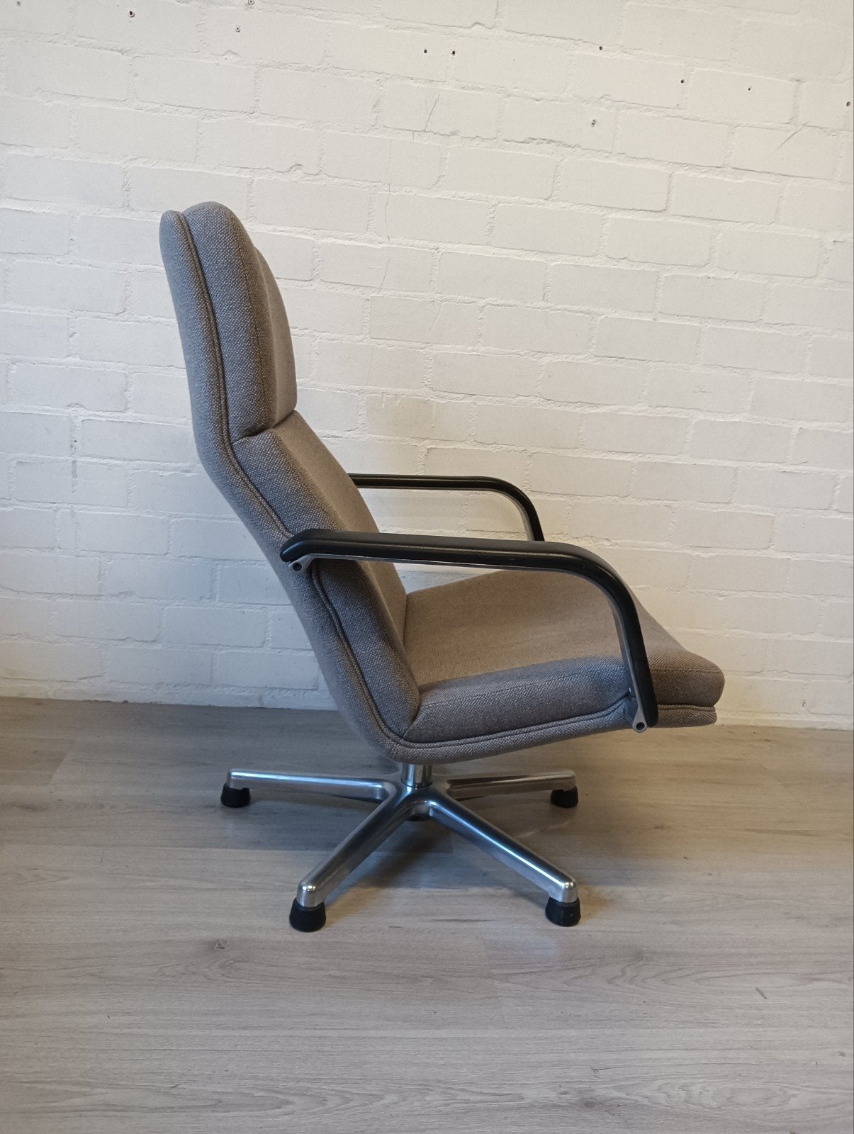 Comfortabele Artifort grijze fauteuil met armleuningen, Ophalen, Gebruikt, Metaal, Modern kantoor