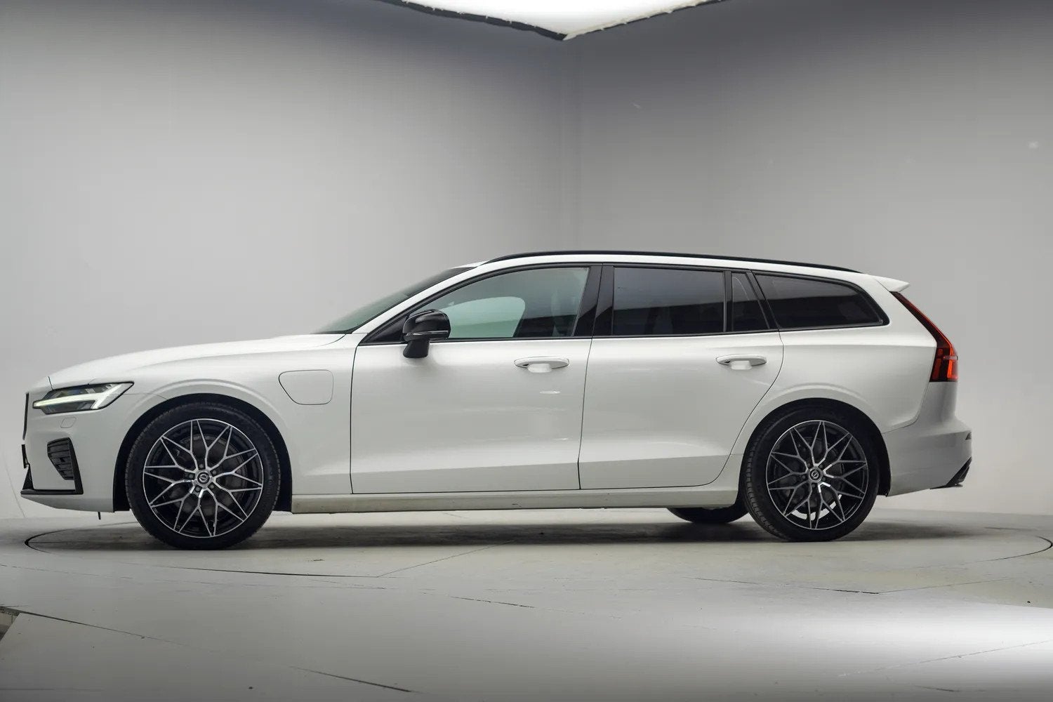 Volvo V60 T6 R-Design Recharge AWD Aut. [ Adapt.cruise Leder, Auto's, Automaat, Gebruikt, 4 cilinders, Wit