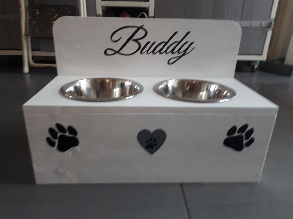 Voerbak Standaard Hond met Achterwand – RVS Bakken | Op Maat, RW Houtidee – fabrikant van handgemaakte houten dierenmeubels, voerbak standaarden, bench ombouwen, tuin decoratie en maatwerk houtproducten. Uniek design, op maat gemaakt, sterke kwaliteit voor huis, tuin en huisdieren.