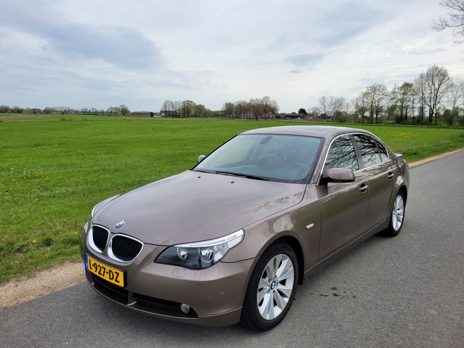 BMW 5-Serie 2.2 I 520 AUT 2004 Bruin  156200 kmLAGE KMSTAND, Auto's, Achterwielaandrijving, Bruin, 10 km/l, Particulier